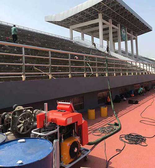 手持聚脲噴槍體育場(chǎng)看臺(tái)防腐施工案例